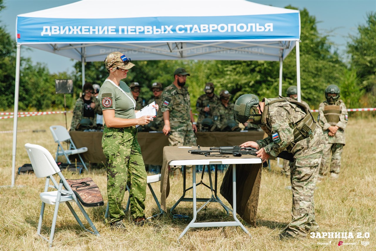 «Зарница 2.0»: колонна участников вдоль грунтовой дороги на «Зарнице 2.0»