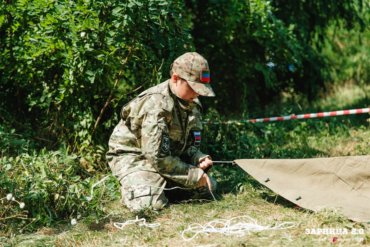 Турнир «Зарницы 2.0» LASERWAR: группа с тагерами LASERWAR в камуфляже во время миссии лазертага