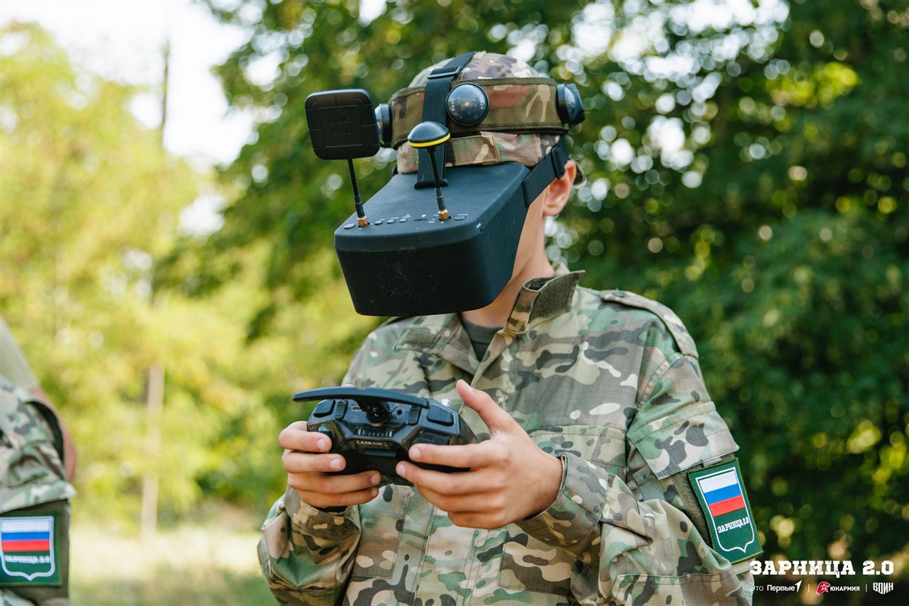 Турнир «Зарницы 2.0» LASERWAR: укрытие за стволом дерева на миссии во время миссии лазертага
