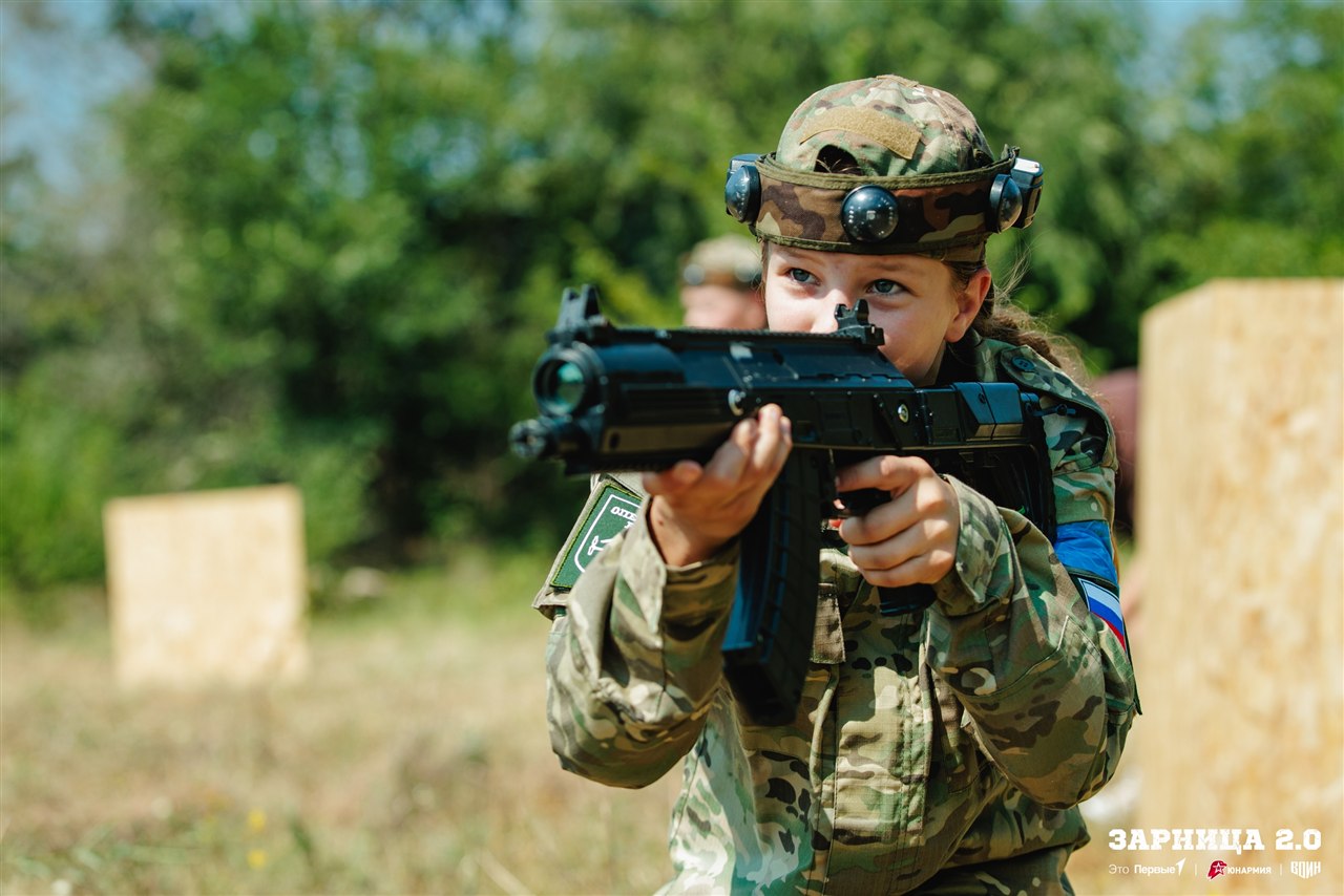 Турнир «Зарницы 2.0» LASERWAR: групповой портрет отряда на полигоне во время миссии лазертага