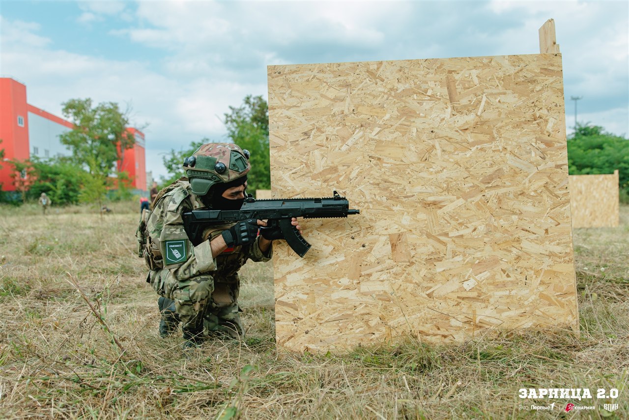 Турнир «Зарницы 2.0» LASERWAR: Колонна участников вдоль грунтовой дороги — №329
