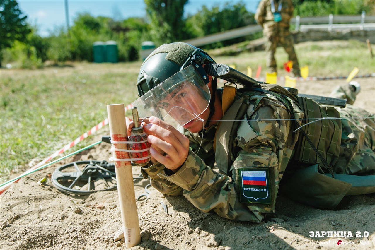 Турнир «Зарницы 2.0» LASERWAR: Колонна участников вдоль грунтовой дороги — №449