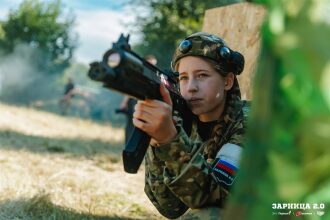 Фото «Зарницы 2.0»: Низкая стойка в сухой траве с тагером — №576