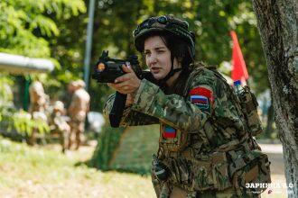Лазертаг LASERWAR: Строй участников на плацу лагеря «Авангард» — №681