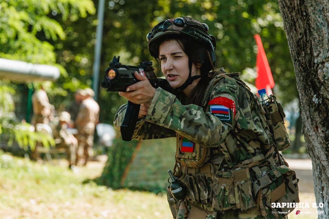 Лазертаг LASERWAR: Строй участников на плацу лагеря «Авангард» — №681