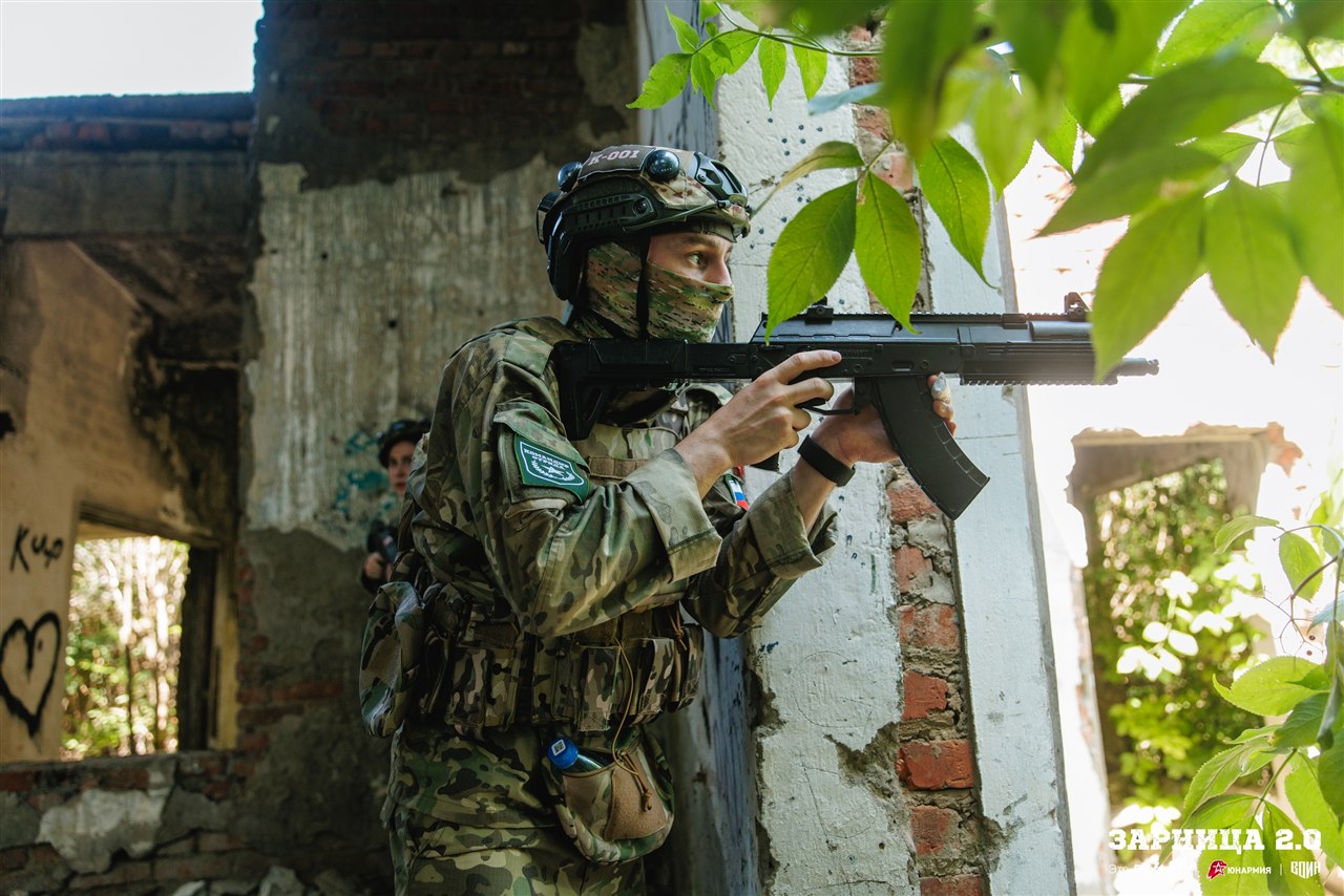 Фото «Зарницы 2.0»: Низкая стойка в сухой траве с тагером — №696