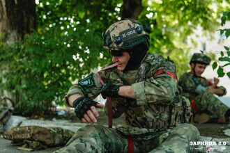 Лагерь «Авангард», лазертаг: Низкая стойка в сухой траве с тагером — №736