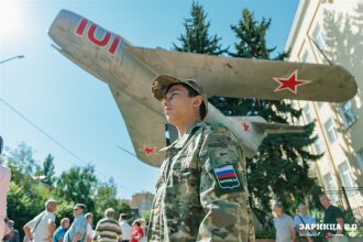 Лагерь «Авангард», лазертаг: Низкая стойка в сухой траве с тагером — №856
