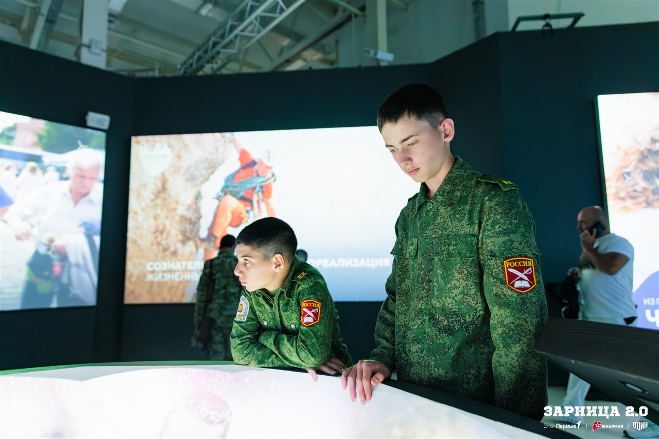 Турнир «Зарницы 2.0» LASERWAR: Колонна участников вдоль грунтовой дороги — №929