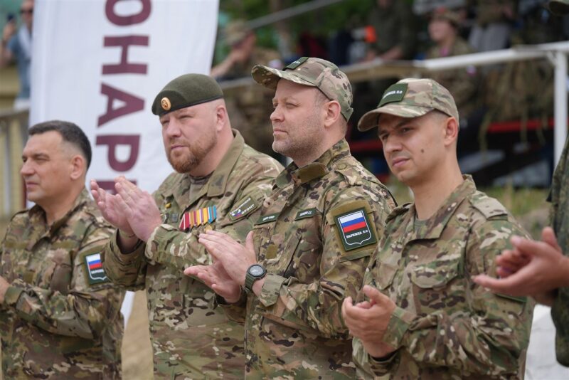 Лагерь «Авангард», лазертаг: портрет бойца в шлеме LASERWAR в лагере «Авангард»