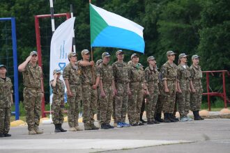 Фото «Зарницы 2.0»: широкий кадр строя на тренировочном поле на полигоне «Зарницы 2.0»