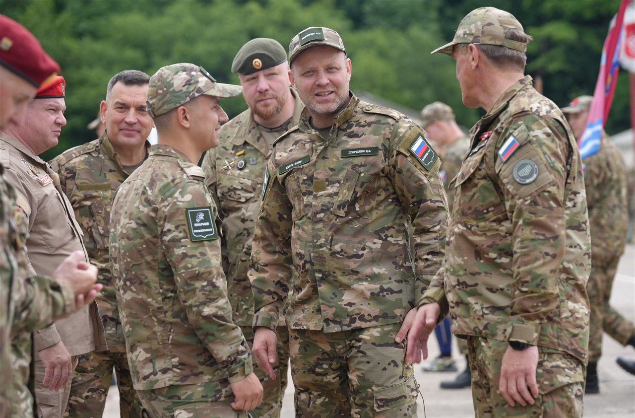 Лазертаг LASERWAR: укрытие за стволом дерева на миссии на площадке LASERWAR