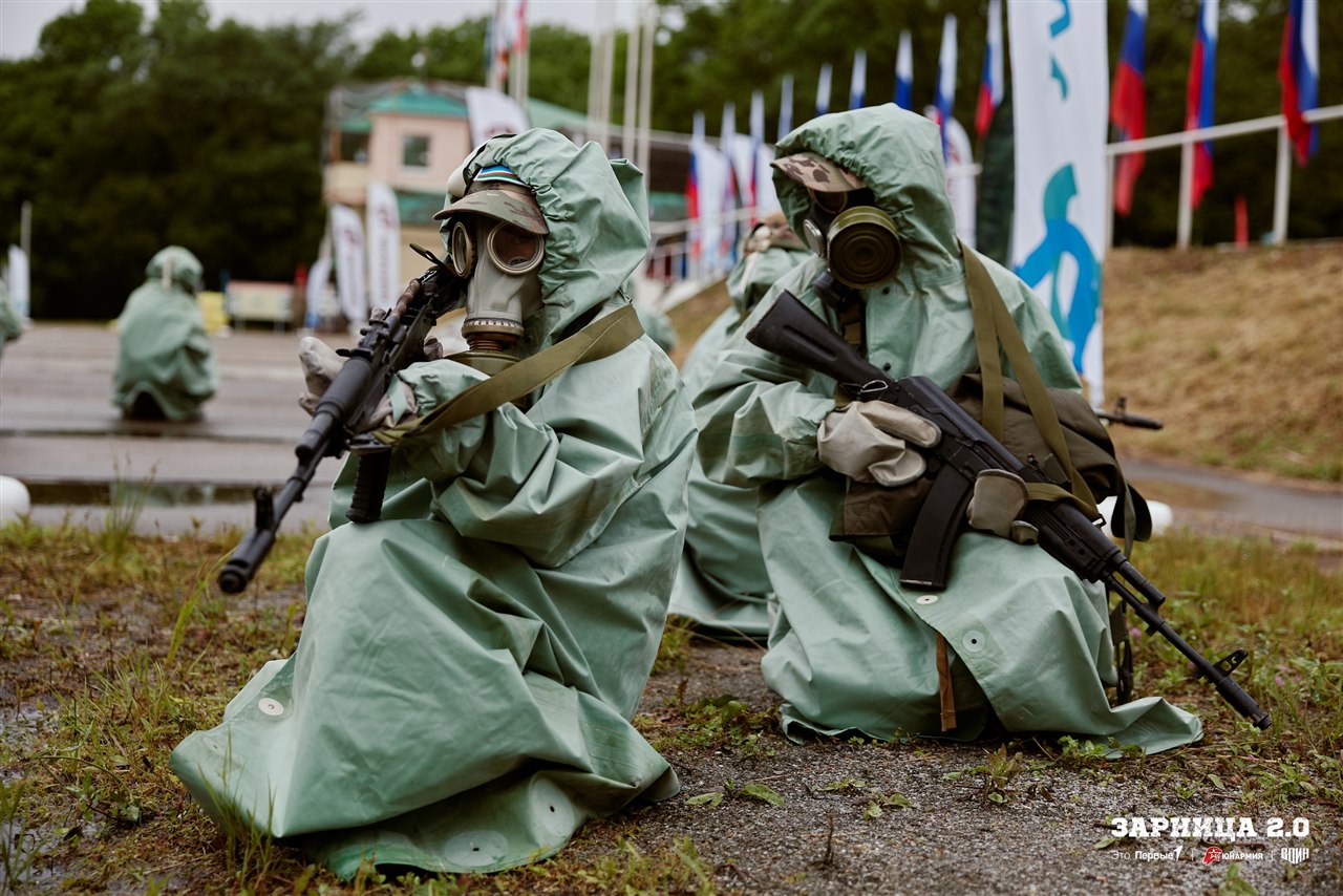 Лазертаг LASERWAR: прицеливание из-за насыпи на лазертаг-миссии на площадке LASERWAR