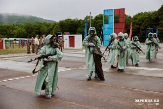 Турнир «Зарницы 2.0» LASERWAR: колонна участников вдоль грунтовой дороги во время миссии лазертага