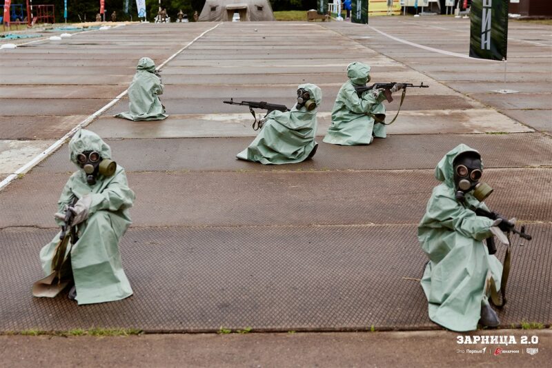 Лагерь «Авангард», лазертаг: тактическая стойка на склоне песчаного поля в лагере «Авангард»