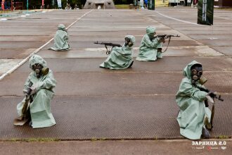 Лагерь «Авангард», лазертаг: тактическая стойка на склоне песчаного поля в лагере «Авангард»