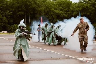 Турнир «Зарницы 2.0» LASERWAR: укрытие за стволом дерева на миссии во время миссии лазертага