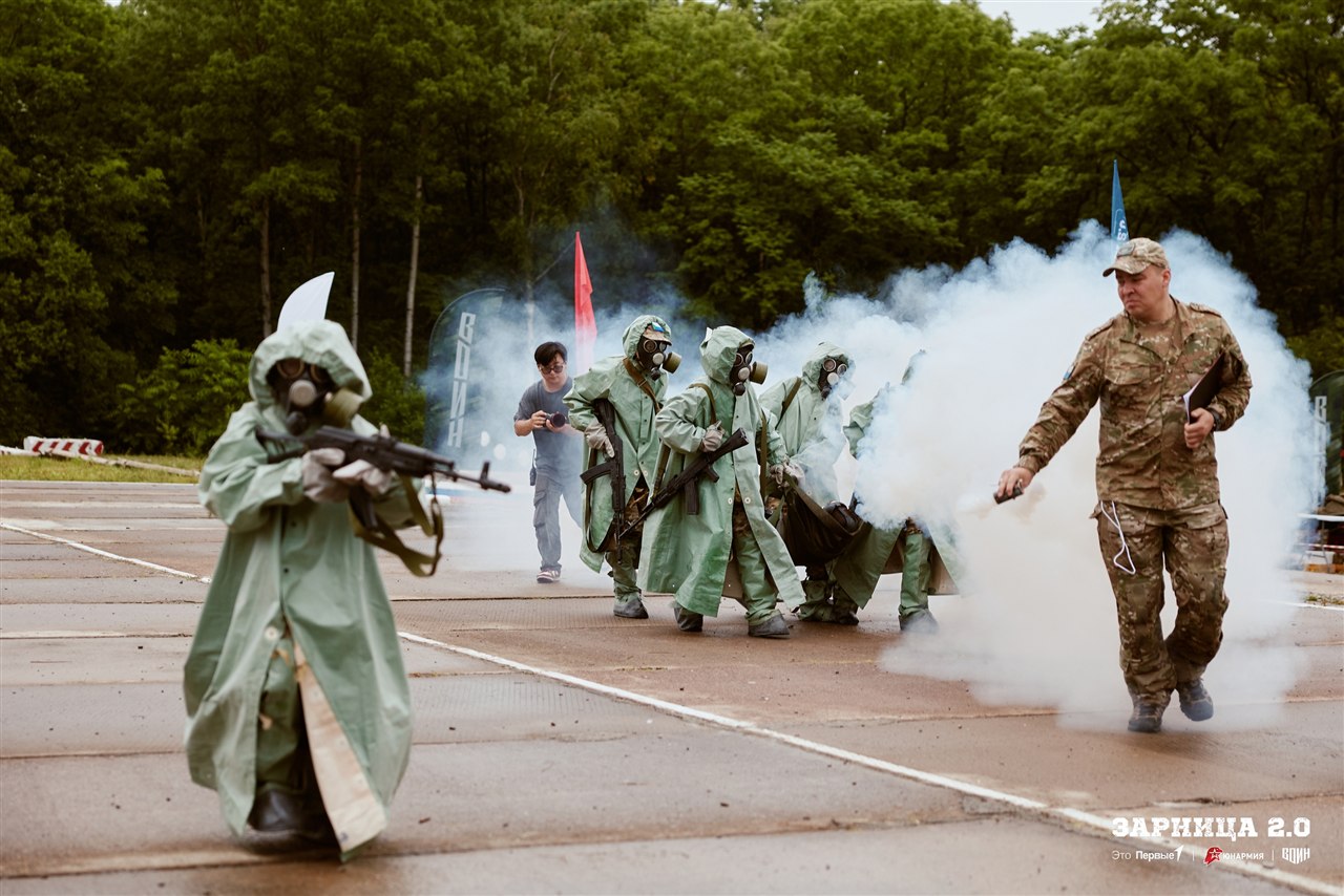 Турнир «Зарницы 2.0» LASERWAR: укрытие за стволом дерева на миссии во время миссии лазертага