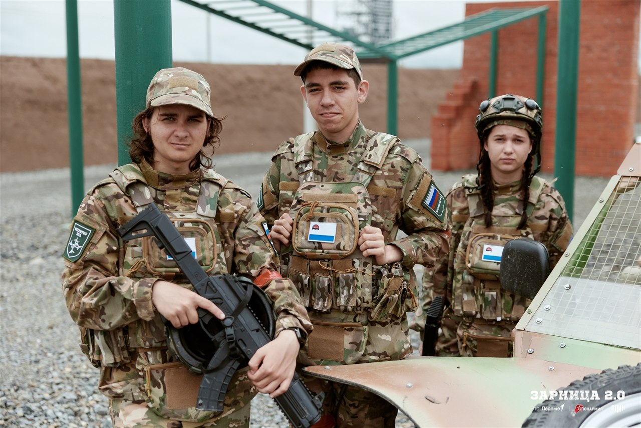 Фото «Зарницы 2.0»: Широкий кадр строя на тренировочном поле — №618