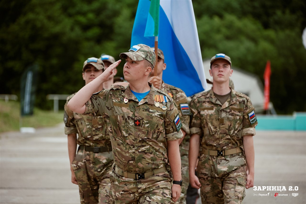 «Зарница 2.0»: Колонна участников вдоль грунтовой дороги — №889