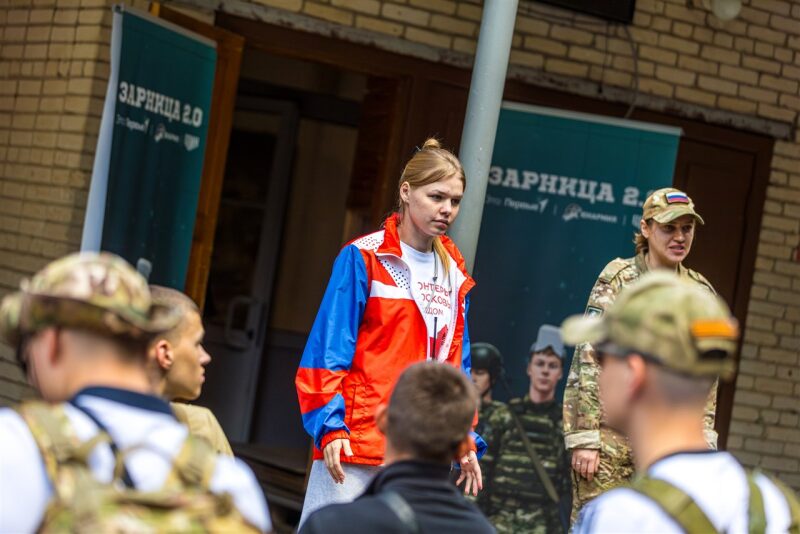 Лагерь «Авангард», лазертаг: низкая стойка в сухой траве с тагером в лагере «Авангард»