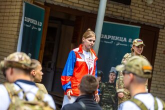 Лагерь «Авангард», лазертаг: низкая стойка в сухой траве с тагером в лагере «Авангард»