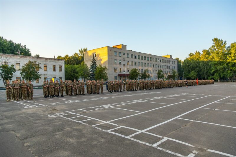 Турнир «Зарницы 2.0» LASERWAR: строй участников на плацу лагеря «Авангард» во время миссии лазертага