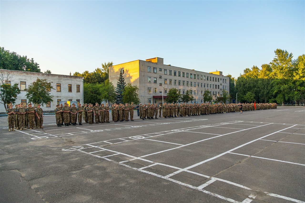 Турнир «Зарницы 2.0» LASERWAR: строй участников на плацу лагеря «Авангард» во время миссии лазертага