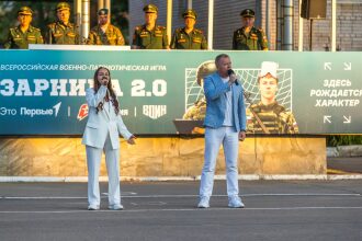 Фото «Зарницы 2.0»: инструктаж команды перед лазертаг-миссией на полигоне «Зарницы 2.0»