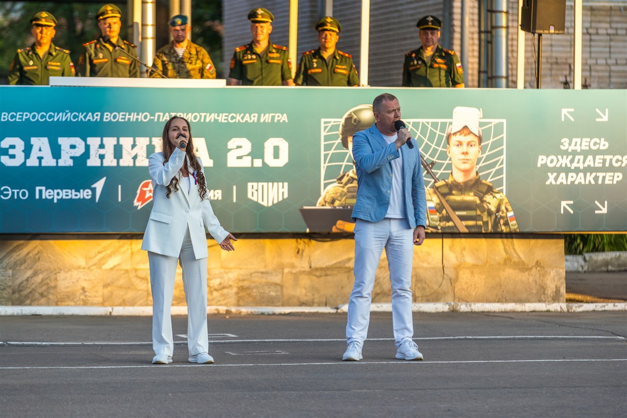 Фото «Зарницы 2.0»: инструктаж команды перед лазертаг-миссией на полигоне «Зарницы 2.0»