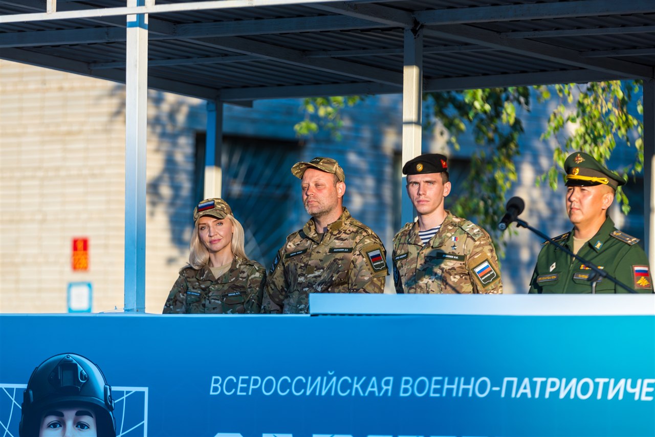 «Зарница 2.0»: группа с тагерами LASERWAR в камуфляже на «Зарнице 2.0»
