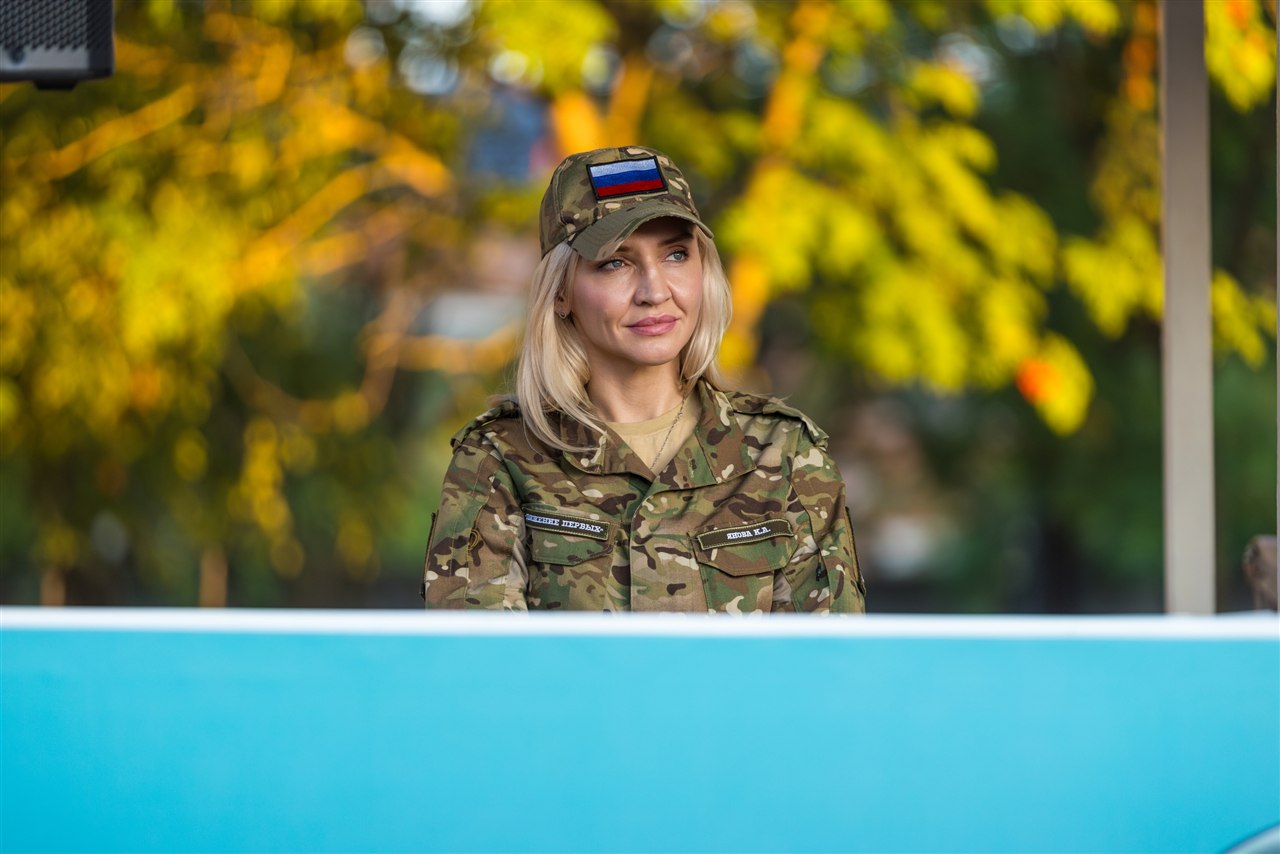 Фото «Зарницы 2.0»: тактическая стойка на склоне песчаного поля на полигоне «Зарницы 2.0»