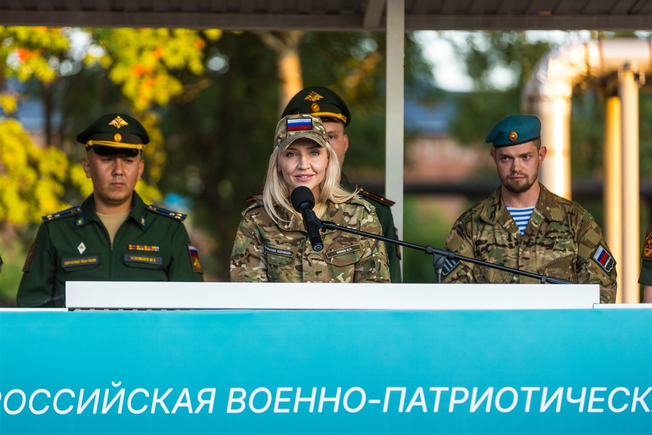 «Зарница 2.0»: отряд проходит мимо бетонного сооружения на «Зарнице 2.0»