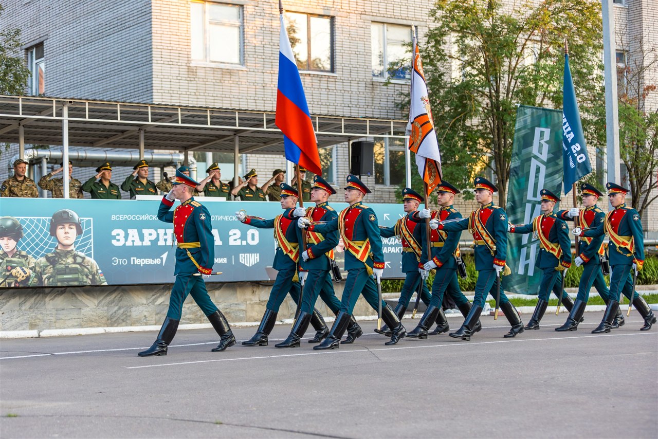 Лагерь «Авангард», лазертаг: широкий кадр строя на тренировочном поле в лагере «Авангард»