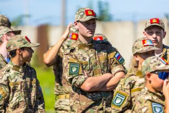 Турнир «Зарницы 2.0» LASERWAR: колонна участников вдоль грунтовой дороги во время миссии лазертага