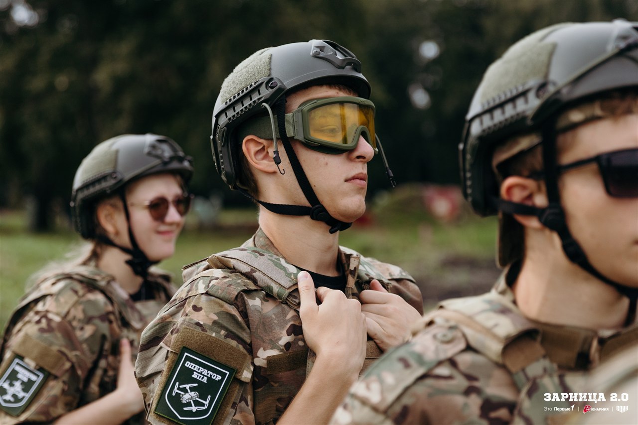 Лазертаг LASERWAR: ряд тактических шлемов в построении на площадке LASERWAR