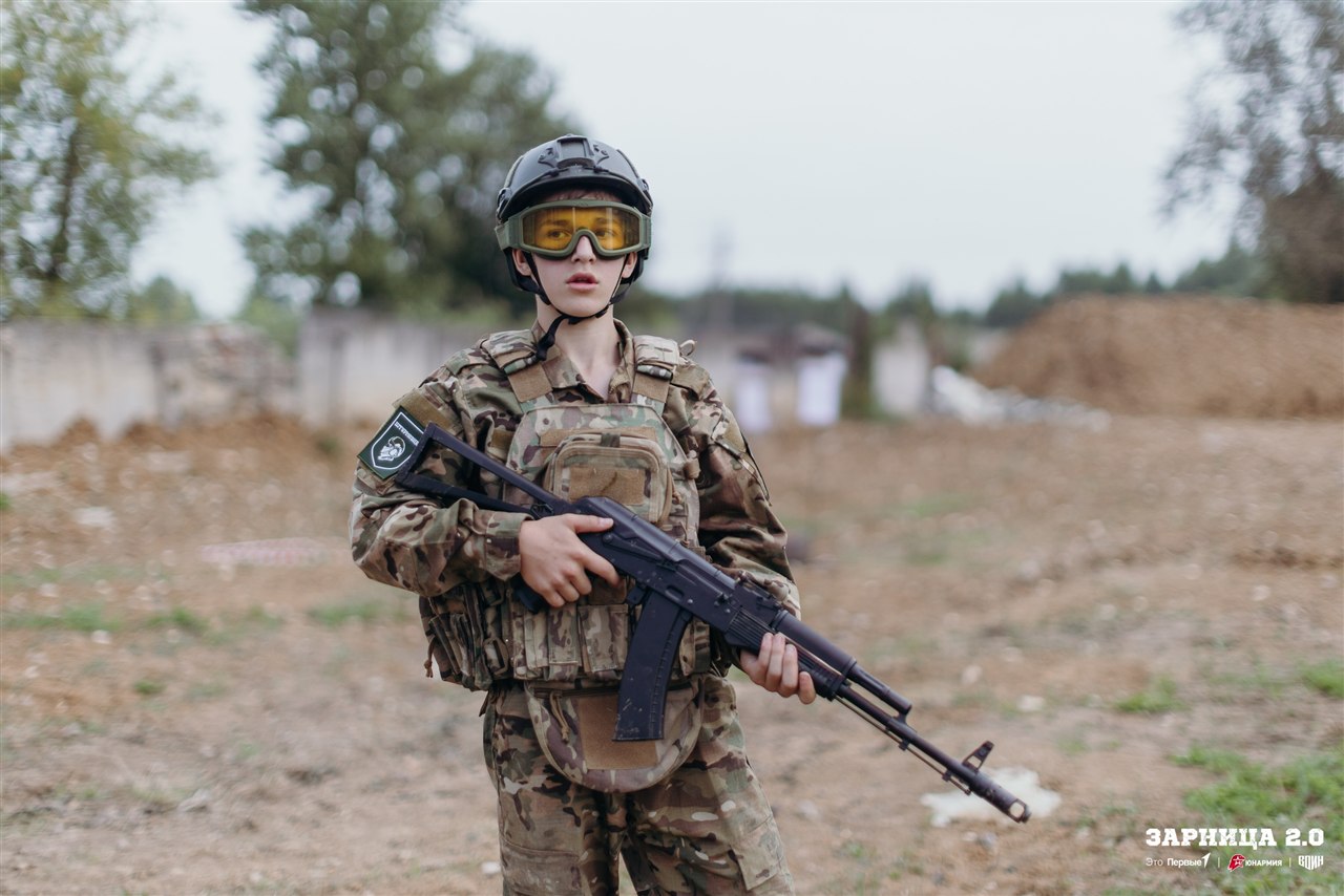 Фото «Зарницы 2.0»: Полный рост: камуфляж и берцы на плацу — №504