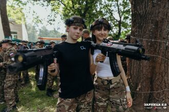 Лазертаг LASERWAR: Строй участников на плацу лагеря «Авангард» — №561