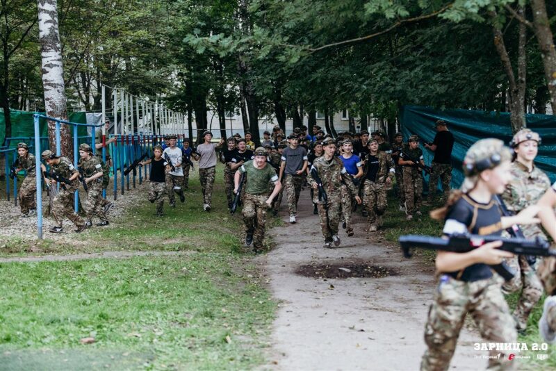 Турнир «Зарницы 2.0» LASERWAR: Колонна участников вдоль грунтовой дороги — №569