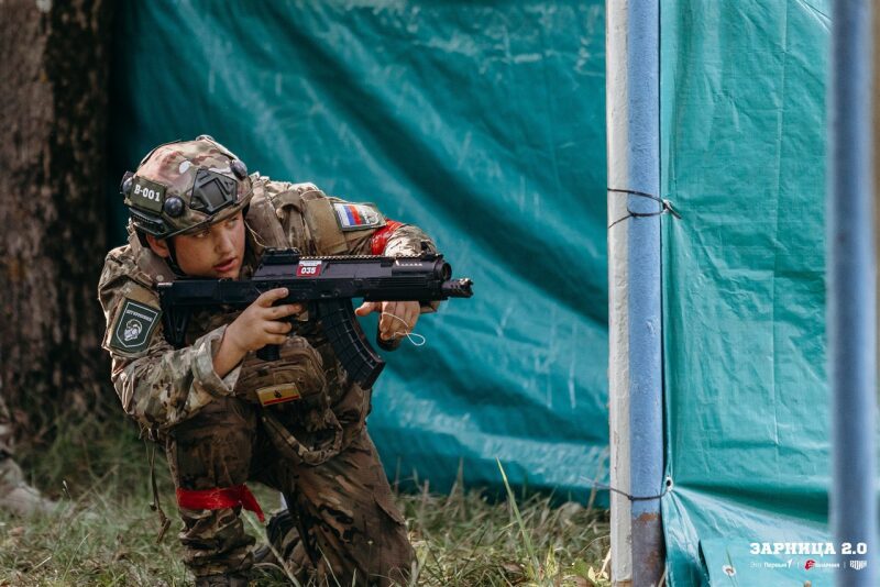 Турнир «Зарницы 2.0» LASERWAR: Колонна участников вдоль грунтовой дороги — №809
