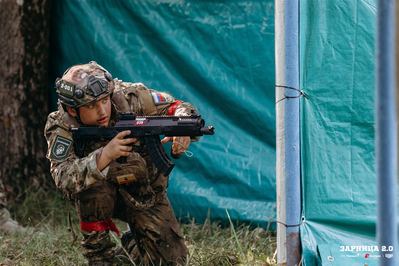 Турнир «Зарницы 2.0» LASERWAR: Колонна участников вдоль грунтовой дороги — №809