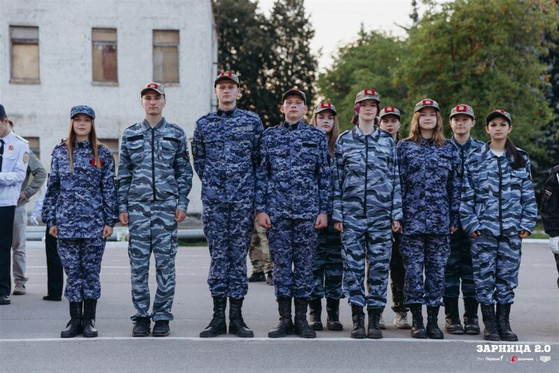 «Зарница 2.0»: Колонна участников вдоль грунтовой дороги — №889