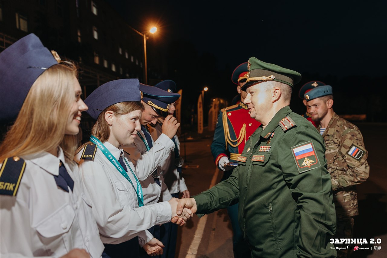 Турнир «Зарницы 2.0» LASERWAR: Колонна участников вдоль грунтовой дороги — №1049