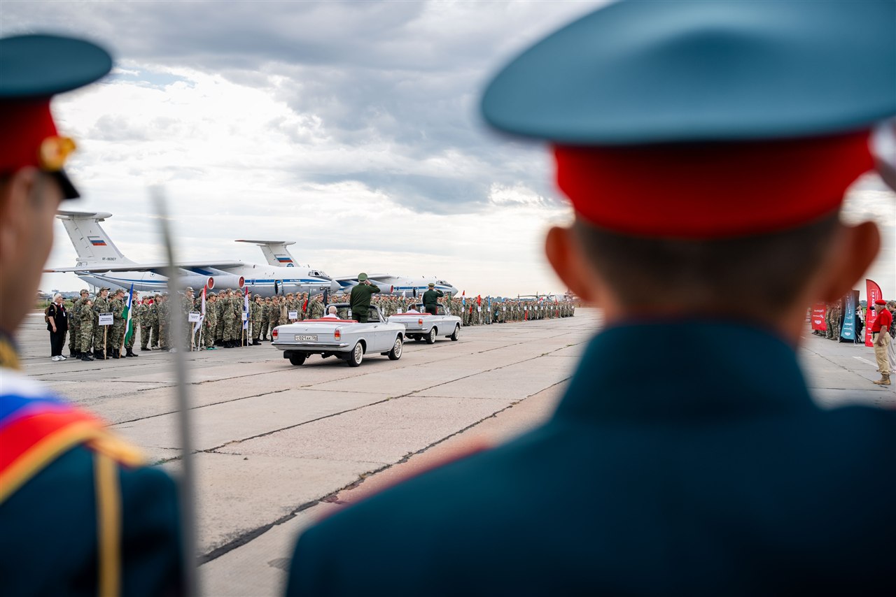 Турнир «Зарницы 2.0» LASERWAR: проверка экипировки перед боем во время миссии лазертага