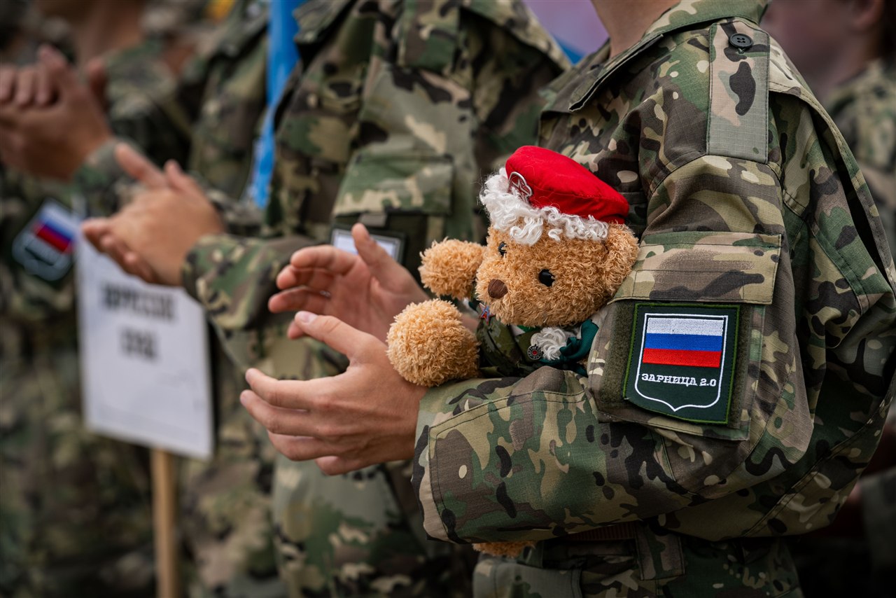 Фото «Зарницы 2.0»: широкий кадр строя на тренировочном поле на полигоне «Зарницы 2.0»