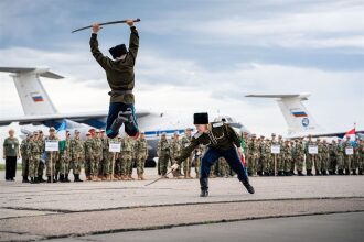 Турнир «Зарницы 2.0» LASERWAR: привал у палаток лагеря «Авангард» во время миссии лазертага