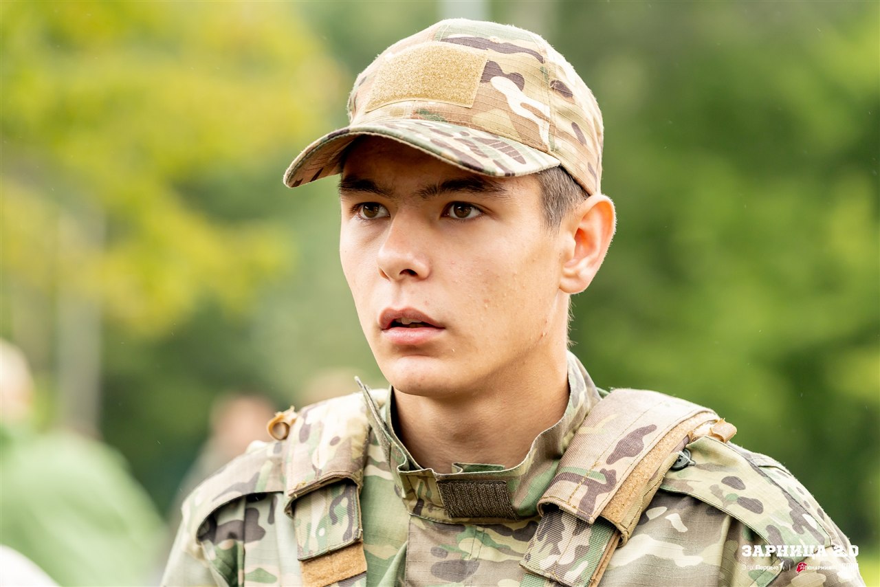 «Зарница 2.0»: колонна участников вдоль грунтовой дороги на «Зарнице 2.0»