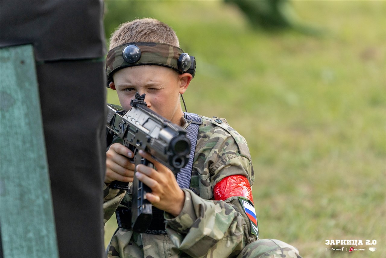 Фото «Зарницы 2.0»: Полный рост: камуфляж и берцы на плацу — №504