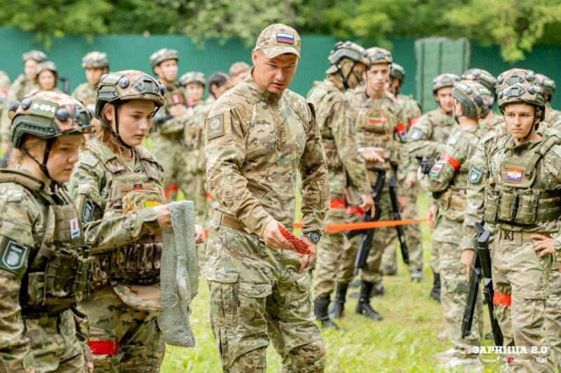 «Зарница 2.0»: Колонна участников вдоль грунтовой дороги — №649