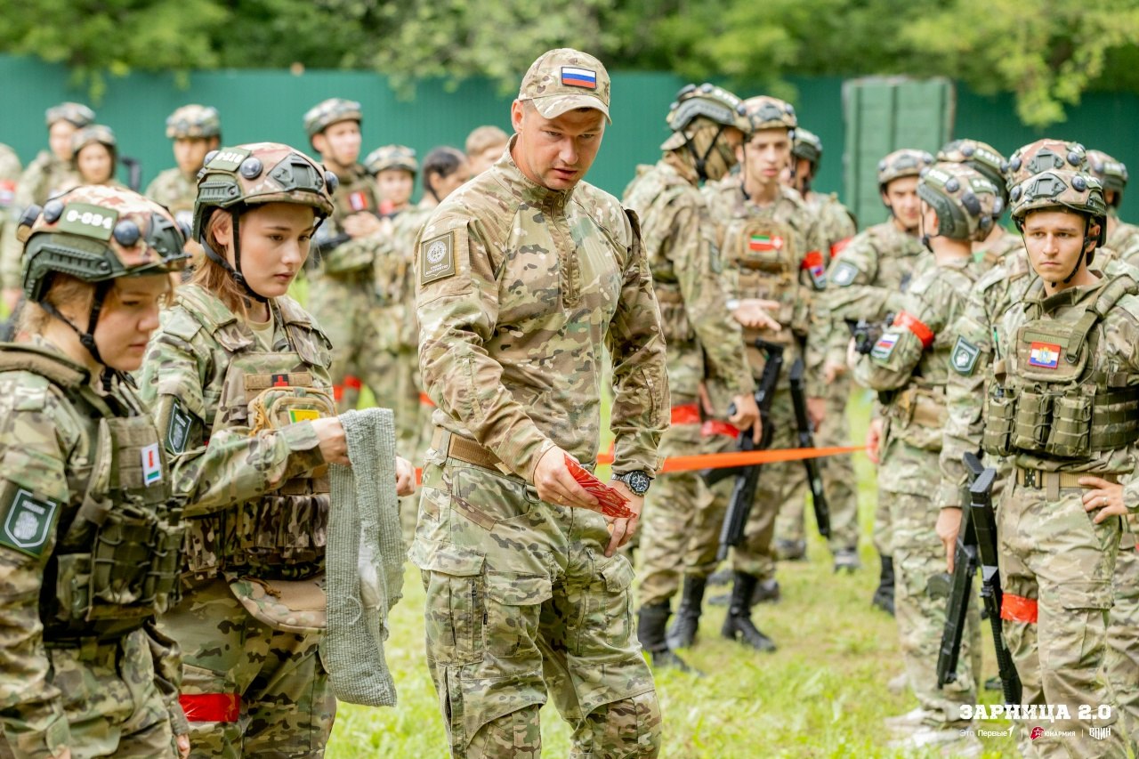 «Зарница 2.0»: Колонна участников вдоль грунтовой дороги — №649